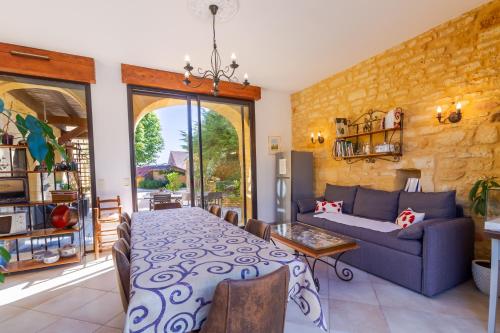 a living room with a table and a couch at Chambre d'hotes Les Clauzels in Proissans