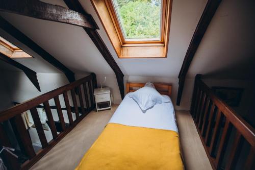 Cette petite chambre mansardée comprend un lit. dans l'établissement Lodge Kervoazec - Château de Kervoazec, à Saint-Goazec