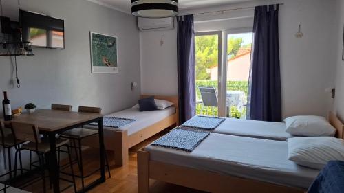 En eller flere senge i et værelse på Studio apartmani Lea i Lovro