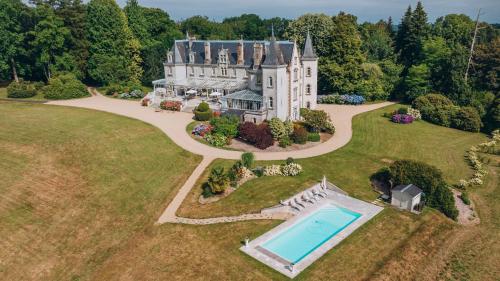 - une vue aérienne sur un domaine avec une piscine dans l'établissement Lodge Kervoazec - Château de Kervoazec, à Saint-Goazec