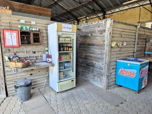 ein alter Kühlschrank steht neben einer Holzwand in der Unterkunft Domaine de Chantageasse in Asnières-la-Giraud