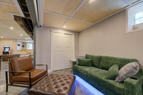 Fotografie z fotogalerie ubytování Sleeps 16 Near Fiserv Hot Tub Arcade Theater v destinaci Milwaukee