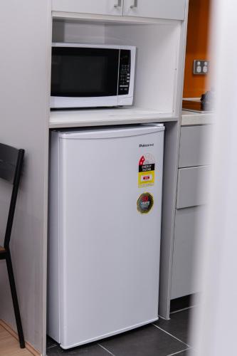 Кухня или мини-кухня в Melbourne Studio Apartments Hotel - 138 Elgin Carlton
