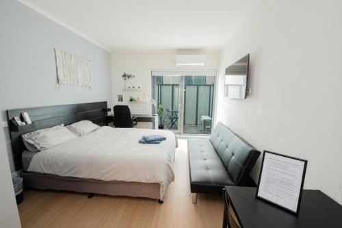 Кровать или кровати в номере Melbourne Studio Apartments Hotel - 138 Elgin Carlton