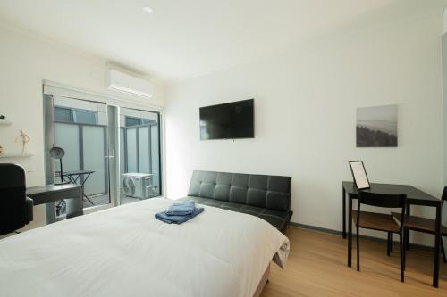 Телевизор и/или развлекательный центр в Melbourne Studio Apartments Hotel - 138 Elgin Carlton