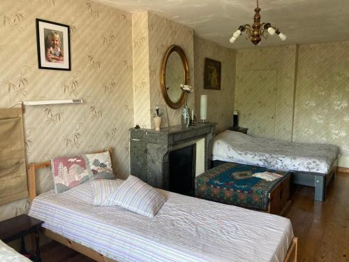 Ένα ή περισσότερα κρεβάτια σε δωμάτιο στο Maison Chezeux Melay