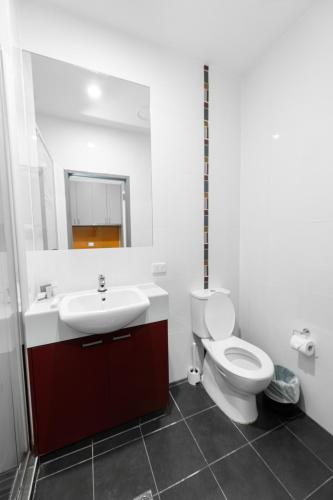 Ванная комната в Melbourne Studio Apartments Hotel - 138 Elgin Carlton