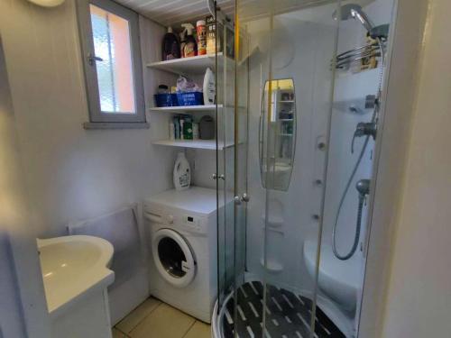 une salle de bain avec douche et machine à laver dans l'établissement Charmant T2 mezzanine climatisé avec piscine, proche plage et loisirs, pour 5 pers. - FR-1-607-77, au Cap d'Agde