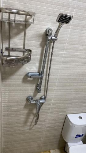 a shower in a bathroom with a toilet at Appartement Moderne Vert in Kenitra