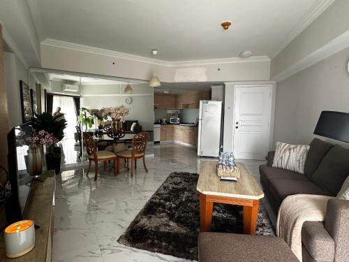 Kuchyň nebo kuchyňský kout v ubytování Cozy 3BR sudirman tower next to mall lippo nusantara