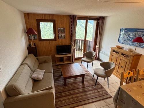 un salon avec un canapé et une table dans l'établissement Appartement Châtel 3 pièces, 6 pers, à 800m des remontées, balcon, parking, classé 1* - FR-1-676-156, à Châtel