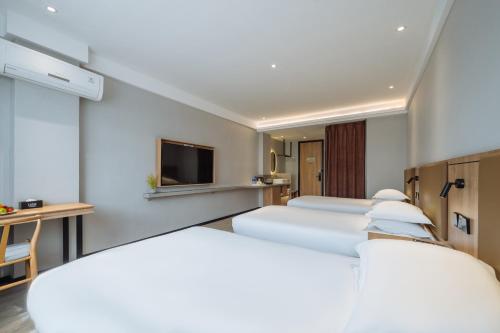 Una cama o camas en una habitación de Parker Hotel Huangshan Tunxi Old Street Branch