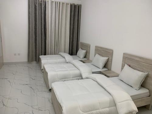 Ein Bett oder Betten in einem Zimmer der Unterkunft Luluat Alshaati