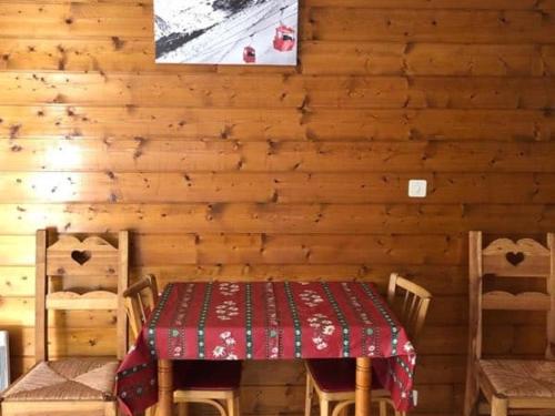 une salle à manger avec une table et des chaises dans une cabine dans l'établissement Studio confortable pour 3 pers. à Châtel avec parking - FR-1-676-214, à Châtel