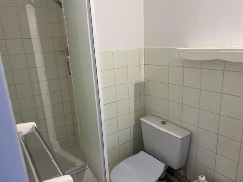 une salle de bain blanche avec toilettes et douche dans l'établissement Studio 5 personnes, plage à deux pas, parking gratuit - FR-1-749-20, au Cap d'Agde
