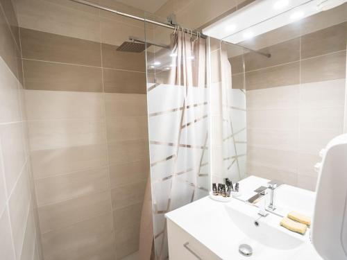 une salle de bain avec un lavabo et une douche dans l'établissement Appartement cosy à Châtel, 100m des pistes, balcon, WiFi, parking, jusqu'à 4 personnes - FR-1-676-105, à Châtel