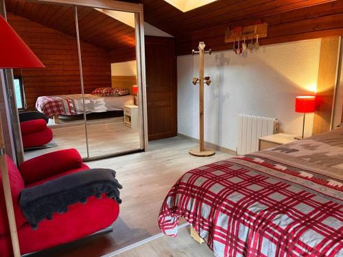 une chambre avec un lit rouge et un miroir dans l'établissement Chalet 3 Pièces 6 Pers. à Châtel - Balcon, Proche Remontées, Parking, Multi Pass Inclus - FR-1-676-179, à Châtel