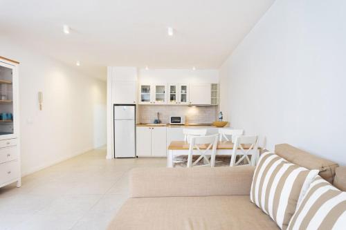 Kuchyň nebo kuchyňský kout v ubytování Eden Rentals Casa Salitre Neptuno Playa la Arena