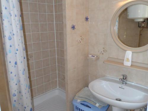 une salle de bain avec un lavabo et une douche dans l'établissement Studio cabine mezzanine 6 pers, terrasse, barbecue, parking privé - Marseillan-Plage - FR-1-326-403, à Marseillan