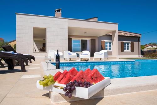 Bazén v ubytování Villa Histria for 6 people near Pula with private pool & sea view nebo v jeho okolí