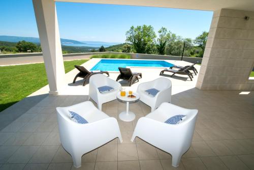 Bazén v ubytování Villa Histria for 6 people near Pula with private pool & sea view nebo v jeho okolí