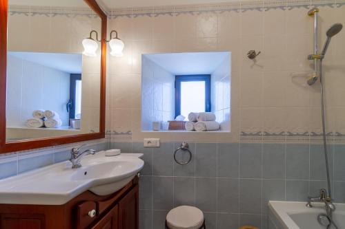 a bathroom with a sink and a mirror at Chambre d'hotes Les Clauzels in Proissans