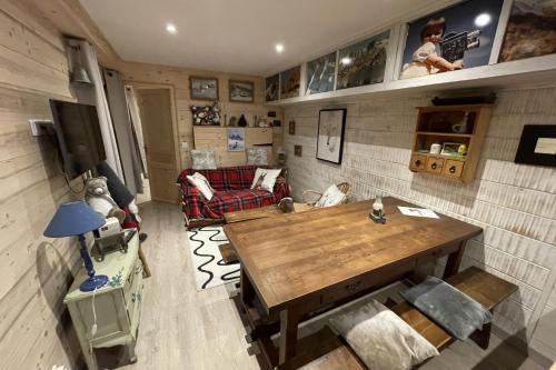 un salon avec une table en bois et un canapé dans l'établissement Charming T2 for 3 near the slopes Briançon, à Briançon