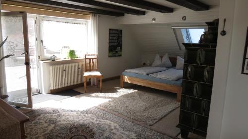 MerkendorfにあるFerienwohnung Schindler mit Balkonのベッドと椅子と窓のある寝室