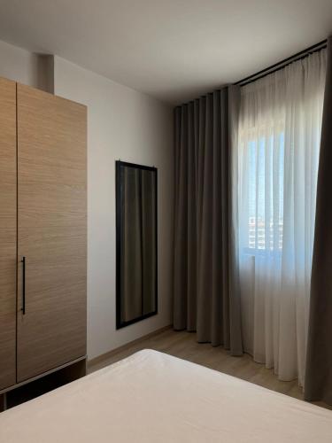 Ένα ή περισσότερα κρεβάτια σε δωμάτιο στο Emera Apartments