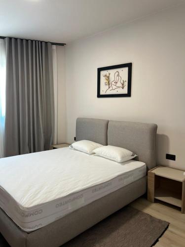 Ένα ή περισσότερα κρεβάτια σε δωμάτιο στο Emera Apartments