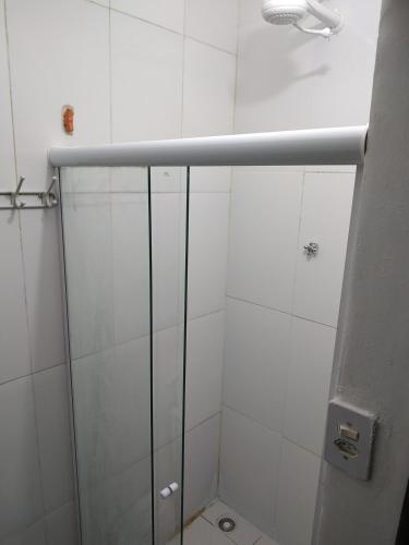 Bilik mandi di Kitnet Com Ar Condicionado na Manoel Novais