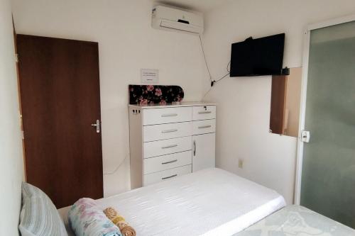 Televisyen dan/atau pusat hiburan di Kitnet Com Ar Condicionado na Manoel Novais