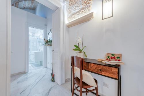 a home office with a desk and a chair at Rosy Maison in Squinzano