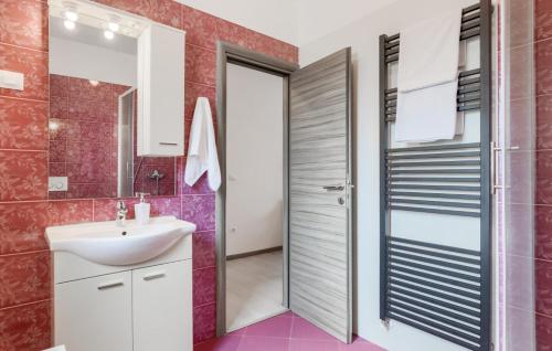 ein Badezimmer mit Waschbecken und Spiegel in der Unterkunft Villa Melnica by Villas Guide in Barban