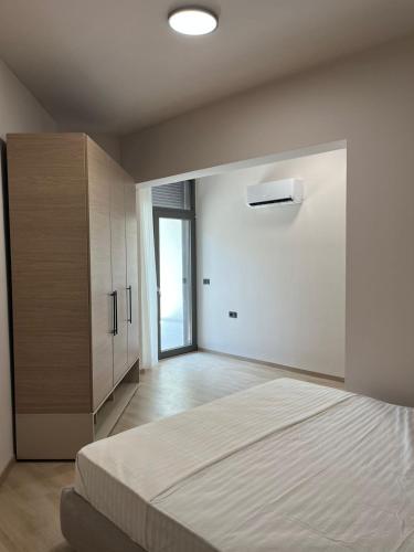 Ένα ή περισσότερα κρεβάτια σε δωμάτιο στο Emera Apartments