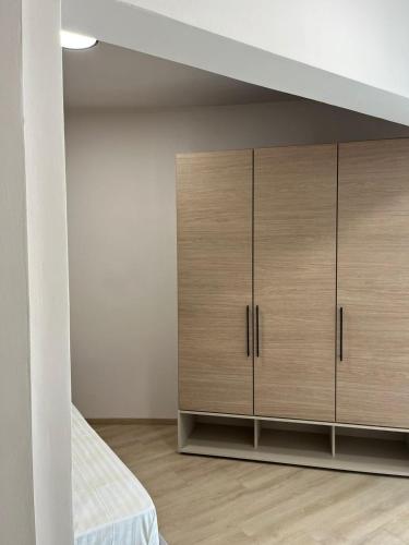 Ένα ή περισσότερα κρεβάτια σε δωμάτιο στο Emera Apartments