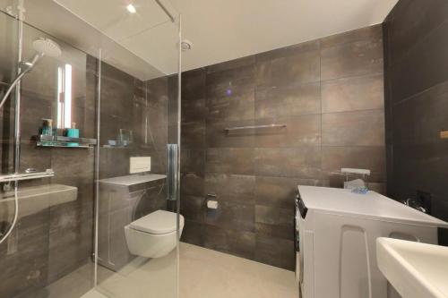 Modern & Spacious 1-Bedroom Apartment with Balcony, MH8-303