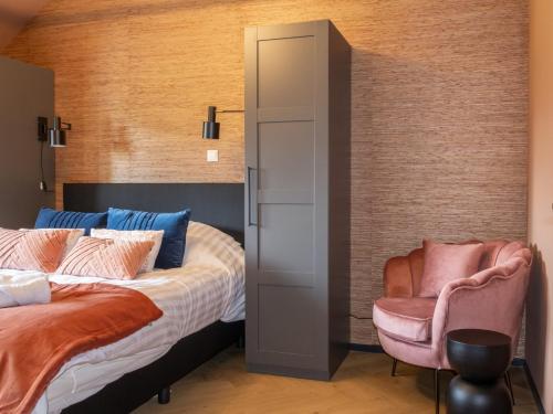 a bedroom with two beds and a chair at Kiel Windeweer - Eindeloos uitzicht in Kiel