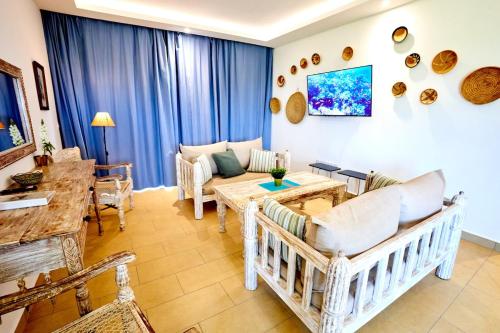 Χώρος καθιστικού στο Tropical Boho beachront retreat with views & pool