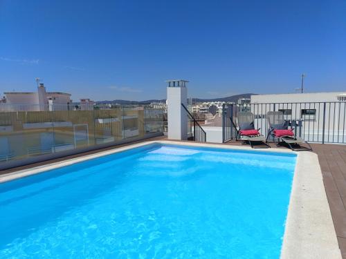 a swimming pool on the roof of a building at Casa Esmeralda, piscina, estacionamento, AC, Wifi in Olhão