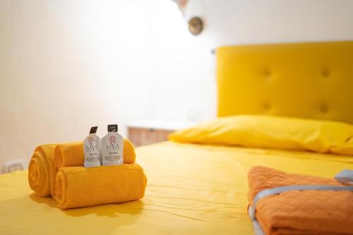 a room with two towels and two beds at B&B Sinis Domus in Siniscola