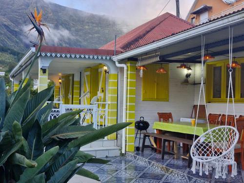 Pemandangan gunung umum atau pemandangan gunung yang diambil dari the country house