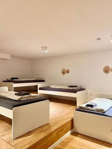 Katil atau katil-katil dalam bilik di Modern Apartment Garden with 5 Single Beds