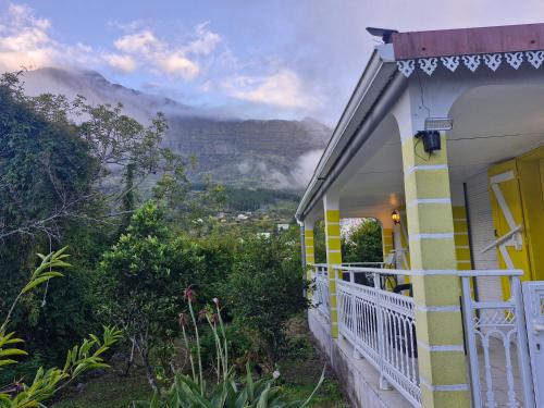 Pemandangan gunung umum atau pemandangan gunung yang diambil dari the country house