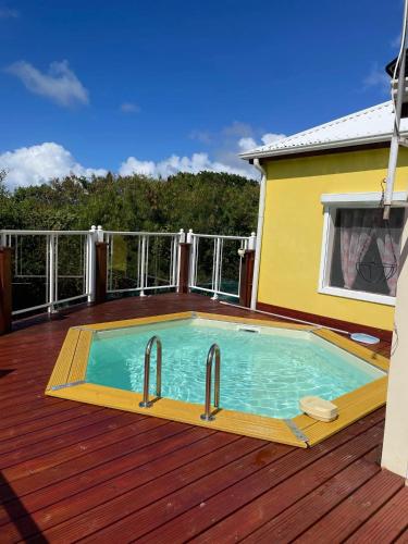 a swimming pool on the deck of a house at Maison cosy à Saint-François avec piscine in Saint-François