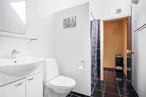 Un baño con inodoro, lavabo y ducha. en 738-Hvide-Sande-Slusen-38, en Hvide Sande