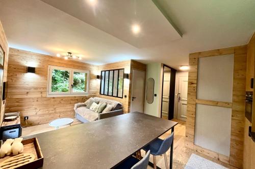 un salon avec une table et un canapé dans l'établissement Cozy Home For 2 Megève, à Megève
