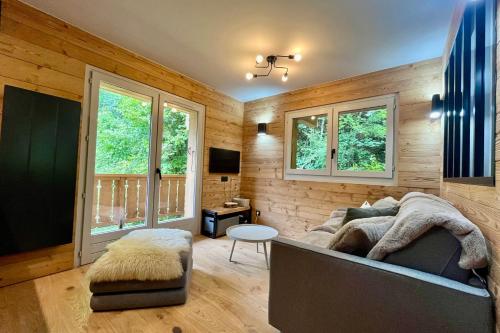 un salon avec un canapé et une table dans l'établissement Cozy Home For 2 Megève, à Megève