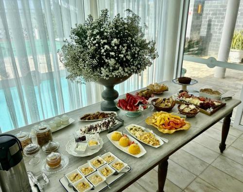 オリンダにあるVila Mar Hotelの食べ物の盛り付けテーブル