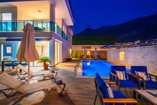 カルカンにあるMavi Ruya - Modern ground floor duplex apartement with private poolの夜のプール付きヴィラ